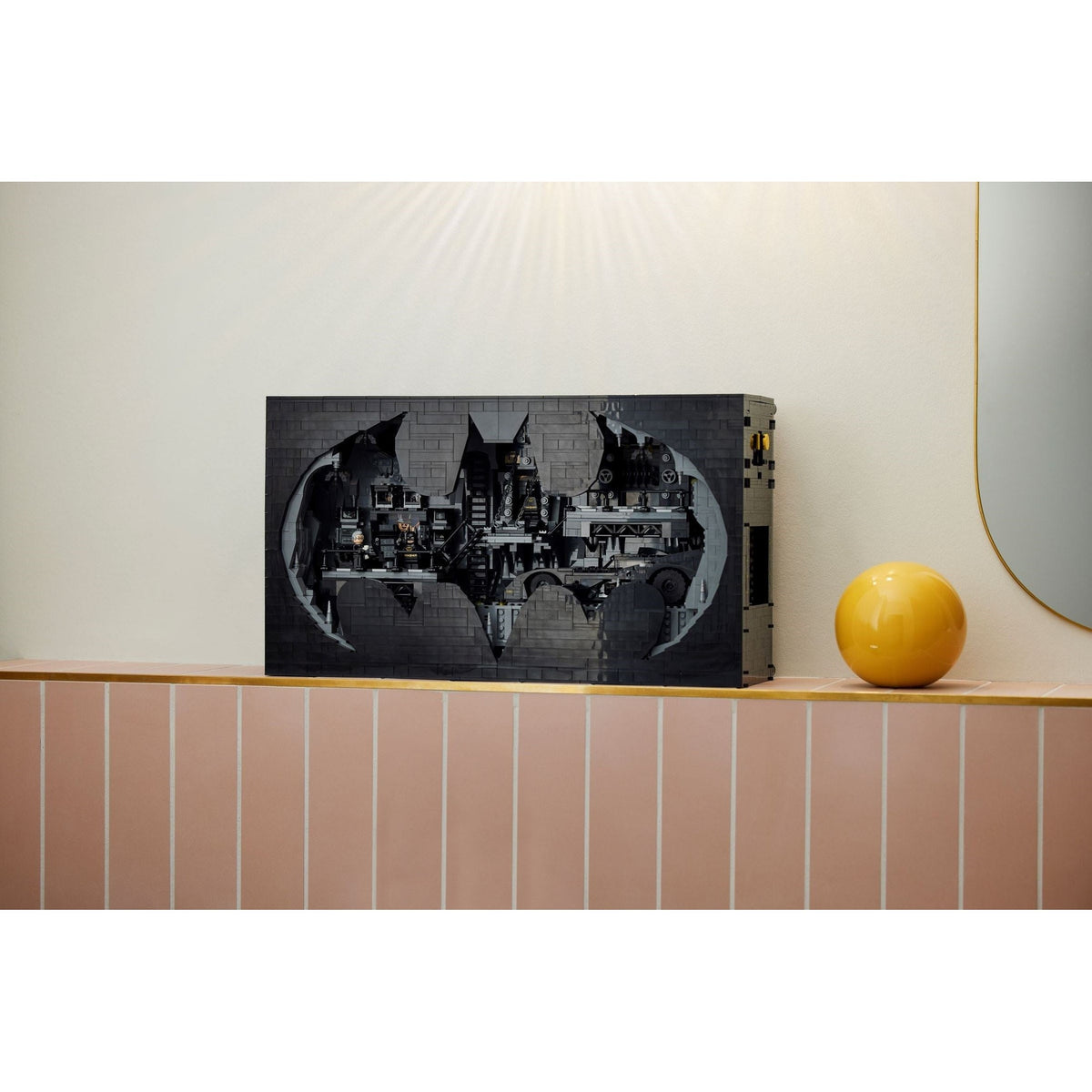 LEGO DC Comics Super Heroes Batcave – Shadow Box 76252
