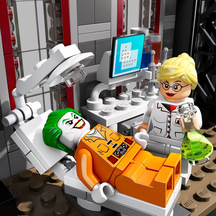 LEGO DC Comics Super Heroes Batman: Arkham Asylum Breakout 10937