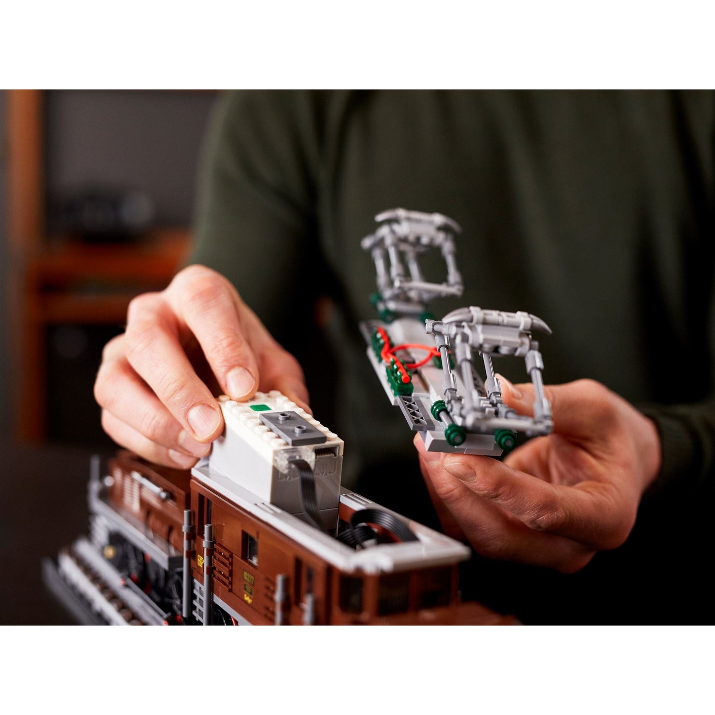 LEGO Icons Crocodile Locomotive 10277