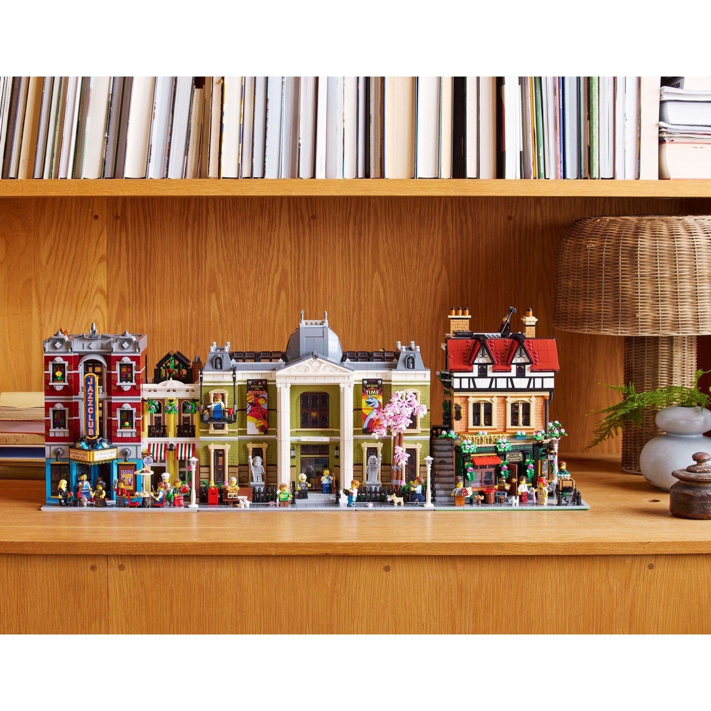 LEGO Icons Tudor Corner 10350