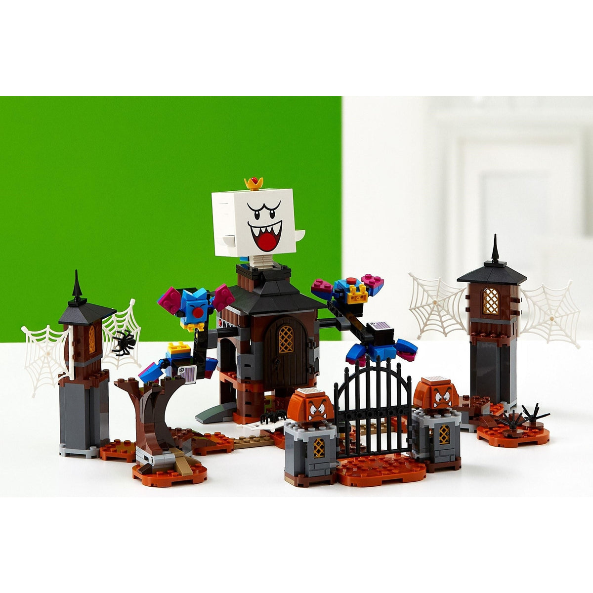 LEGO Super Mario King Boo and the Haunted Yard 71377